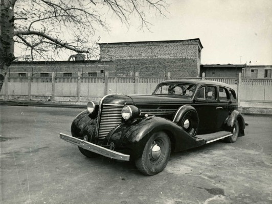 Шесть фотографий автомобилей ГАЗ-М1, ЗИС-101, ЗИС-110. [Середина 1970-х гг.].